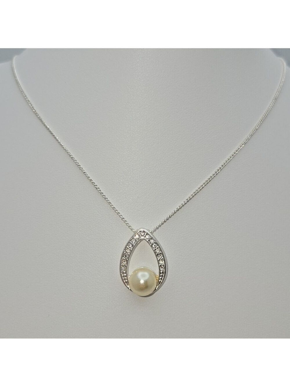 ✨2/$10✨ Avon Faux Pearl CZ Cubic Zirconia Necklace Zirconia Silver Tone 16''